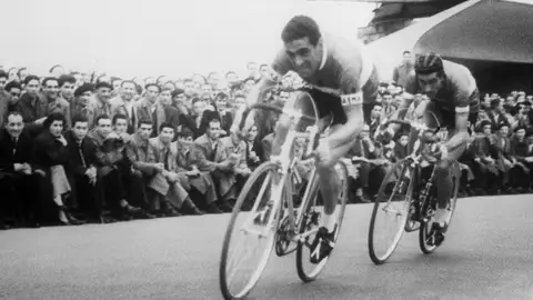 Loroño y Bahamontes, antiguos rivales y pertenecientes al mismo equipo durante la celebración del I Criterium internacional de Guecho Loroño y Bahamontes, antiguos rivales y pertenecientes al mismo equipo durante la celebración del I Criterium internacional de Guecho