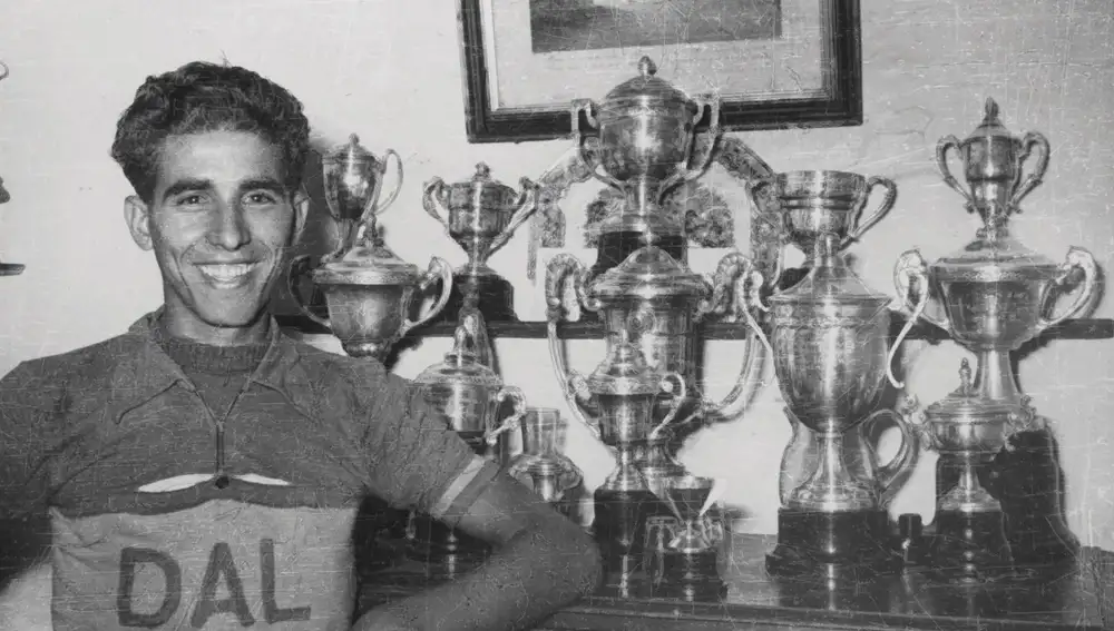 Bahamontes posa en su casa de Toledo con parte de los trofeos ganados en diversas pruebas como profesional y aficionado anteriores al año 1951.