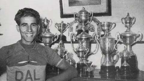 Bahamontes posa en su casa de Toledo con parte de los trofeos ganados en diversas pruebas como profesional y aficionado anteriores al año 1951. Bahamontes posa en su casa de Toledo con parte de los trofeos ganados en diversas pruebas como profesional y aficionado anteriores al año 1951.