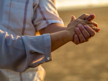 Manos de una pareja en la playa