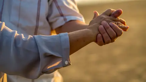 Manos de una pareja en la playa Manos de una pareja en la playa