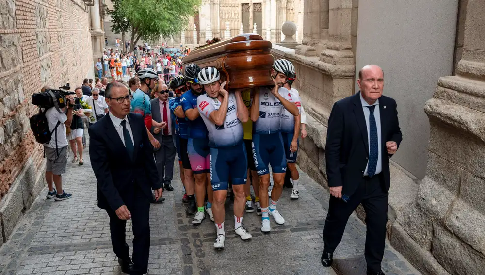 Un grupo de ciclistas carga féretro con los restos de Federico Martín Bahamontes