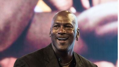 Michael Jordan sigue en forma a sus 60 años y así se lo demuestra a unos chavales en una cancha de baloncesto