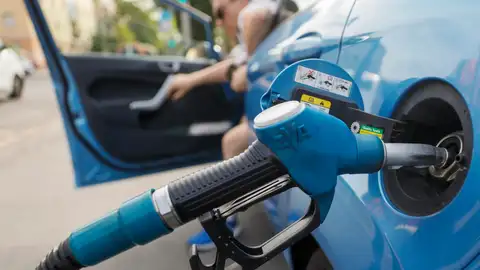 Coche repostando gasolina Coche repostando gasolina