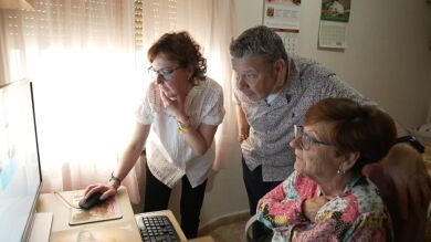 Cómo afecta a algunos mayores la falta de trato personal en los servicios, muy pronto en 'Hablando en plata: Ciudadanos de segunda'