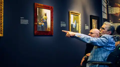 Admirando las obras de Vermeer Admirando las obras de Vermeer