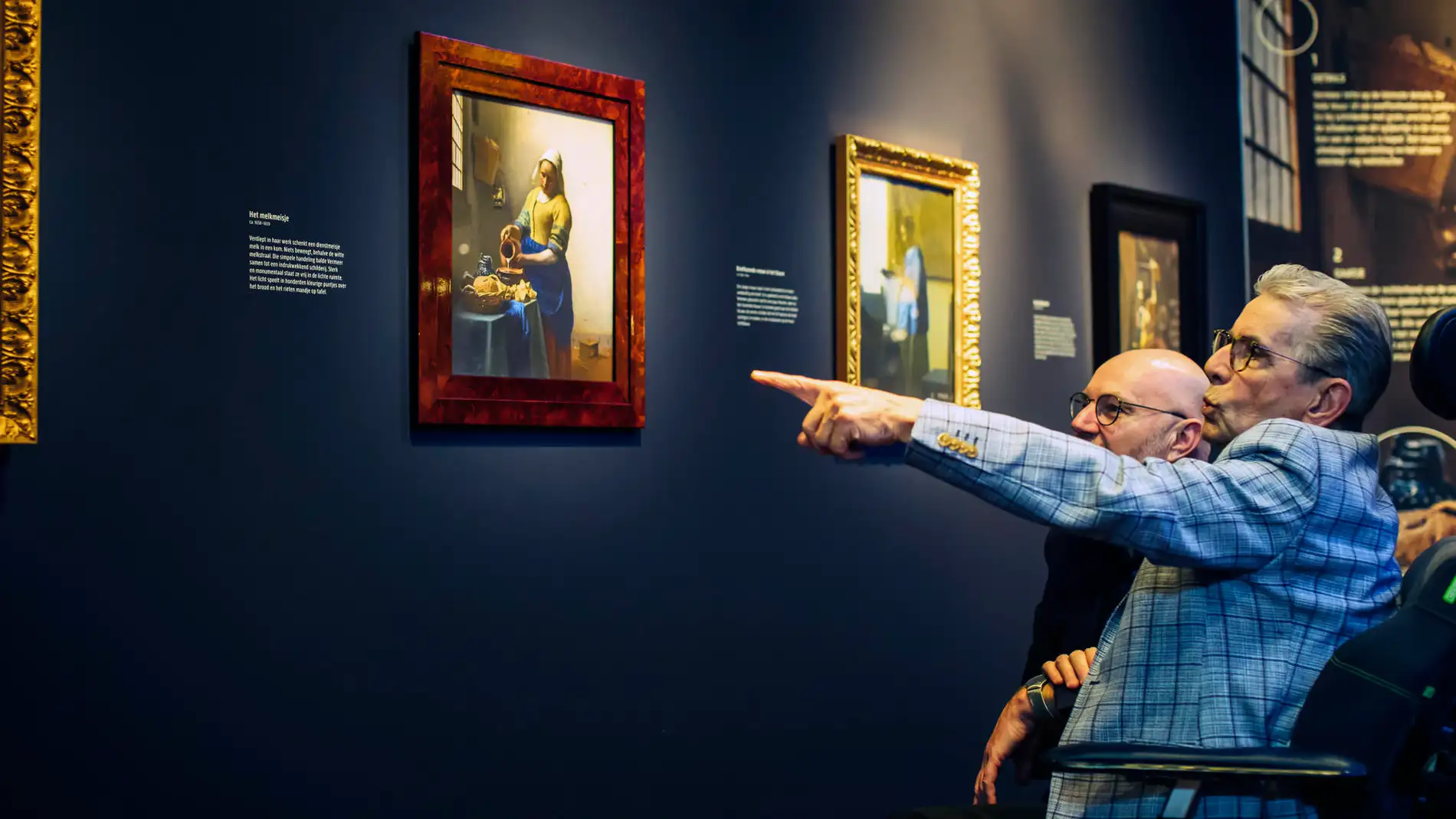 Admirando las obras de Vermeer