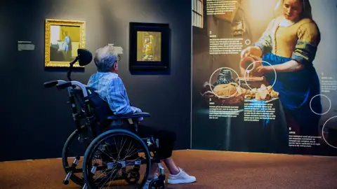 Réplicas de cuadros del neerlandés Johannes Vermeer cuelgan de una pared en una residencia de mayores de Ámsterdam de forma temporal Réplicas de cuadros del neerlandés Johannes Vermeer cuelgan de una pared en una residencia de mayores de Ámsterdam de forma temporal