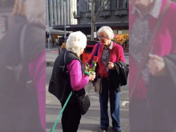 Mujer regala rosas a desconocidos