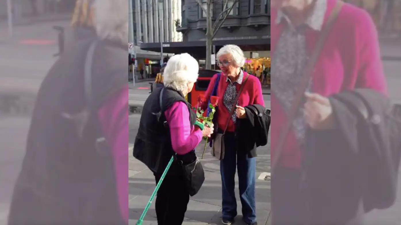 Mujer regala rosas a desconocidos
