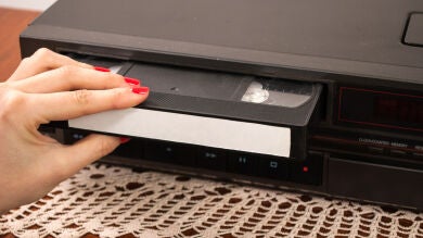 Un hombre mayor compra un videocasete por Internet y le hace este detalle al vendedor