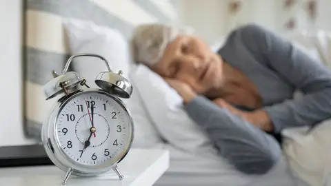 Mujer mayor durmiendo Mujer mayor durmiendo