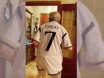 Abuelo con una camiseta del Real Madrid 
