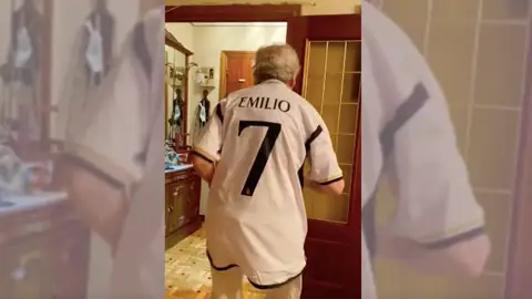 Abuelo con una camiseta del Real Madrid  Abuelo con una camiseta del Real Madrid