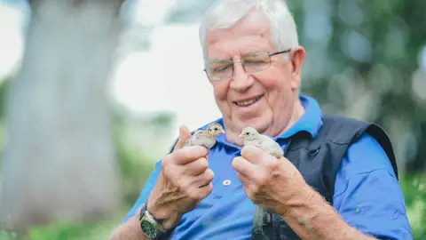 Persona mayor con aves Persona mayor con aves