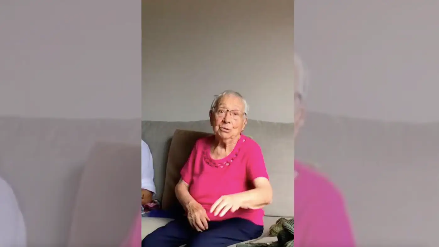Abuela le quita el novio a su nieta