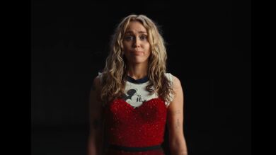 La emotiva reacción Miley Cyrus ante un grupo de personas mayores que cantan a coro una de sus canciones