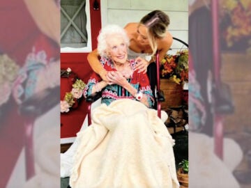 Una joven con su abuela el d&iacute;a de su boda