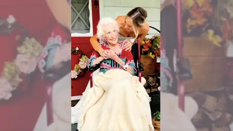 Una joven con su abuela el día de su boda Una joven con su abuela el día de su boda