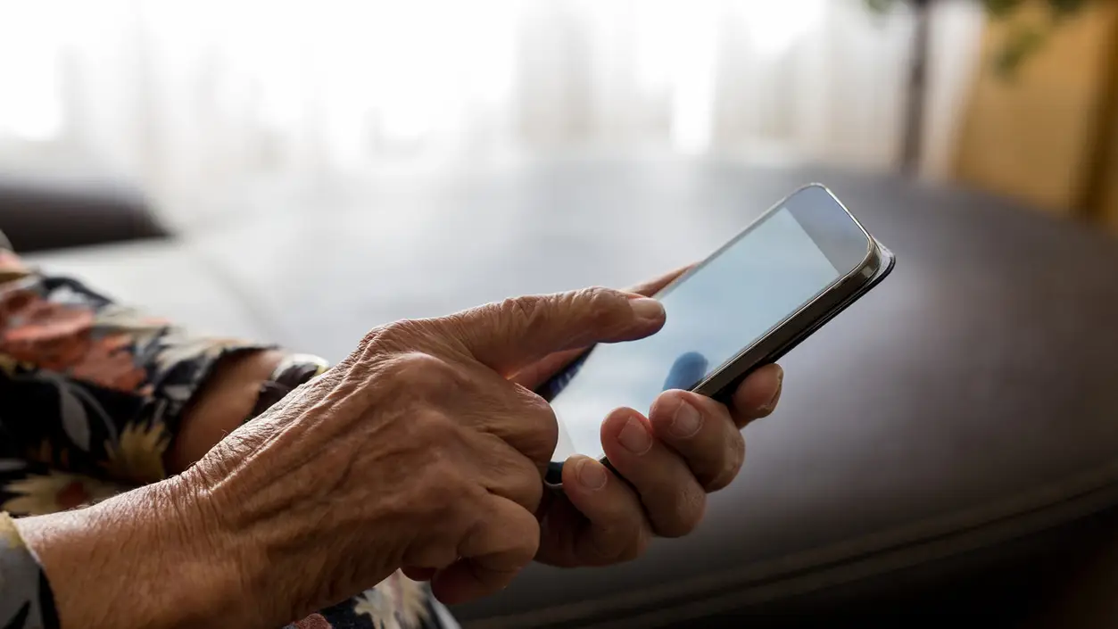 Crean una app que facilita el uso del móvil a personas mayores