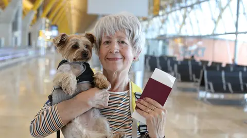 Persona mayor con un perro Persona mayor con un perro