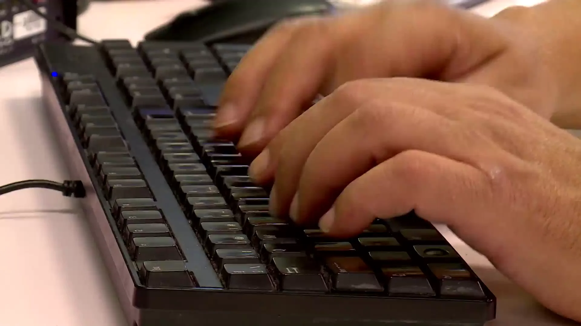 Persona tecleando en un ordenador Antena 3 Noticias