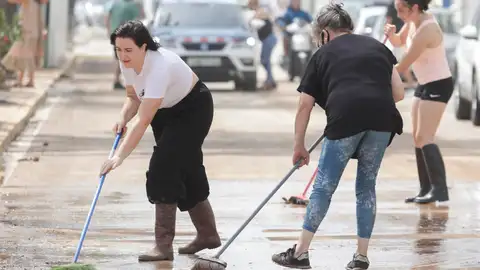 Mujeres barriendo la calle Mujeres barriendo la calle