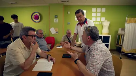 Los jóvenes, aliados contra la brecha digital: así es el curso donde ayudan a los mayores con las tecnologías en Fuenlabrada  Los jóvenes, aliados contra la brecha digital: así es el curso donde ayudan a los mayores con las tecnologías en Fuenlabrada