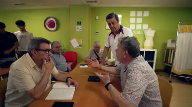 Los jóvenes, aliados contra la brecha digital: así es el curso donde ayudan a los mayores con las tecnologías en Fuenlabrada Los jóvenes, aliados contra la brecha digital: así es el curso donde ayudan a los mayores con las tecnologías en Fuenlabrada