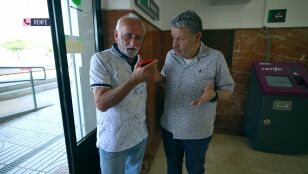 Tom&aacute;s y Chicote tratan de comprar un billete de tren