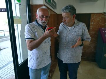 Tomás y Chicote tratan de comprar un billete de tren