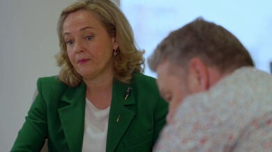 Nadia Calviño, asombrada cuando Chicote le muestra que puede costar hasta 5 euros gestionar el dinero desde ventanilla 