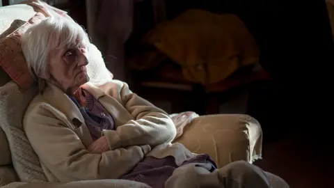 Persona mayor sola Persona mayor sola