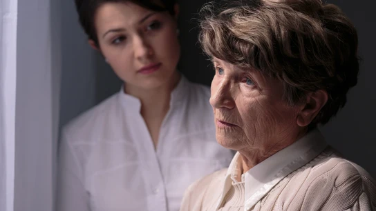 Mujer con Alzheimer Mujer con Alzheimer