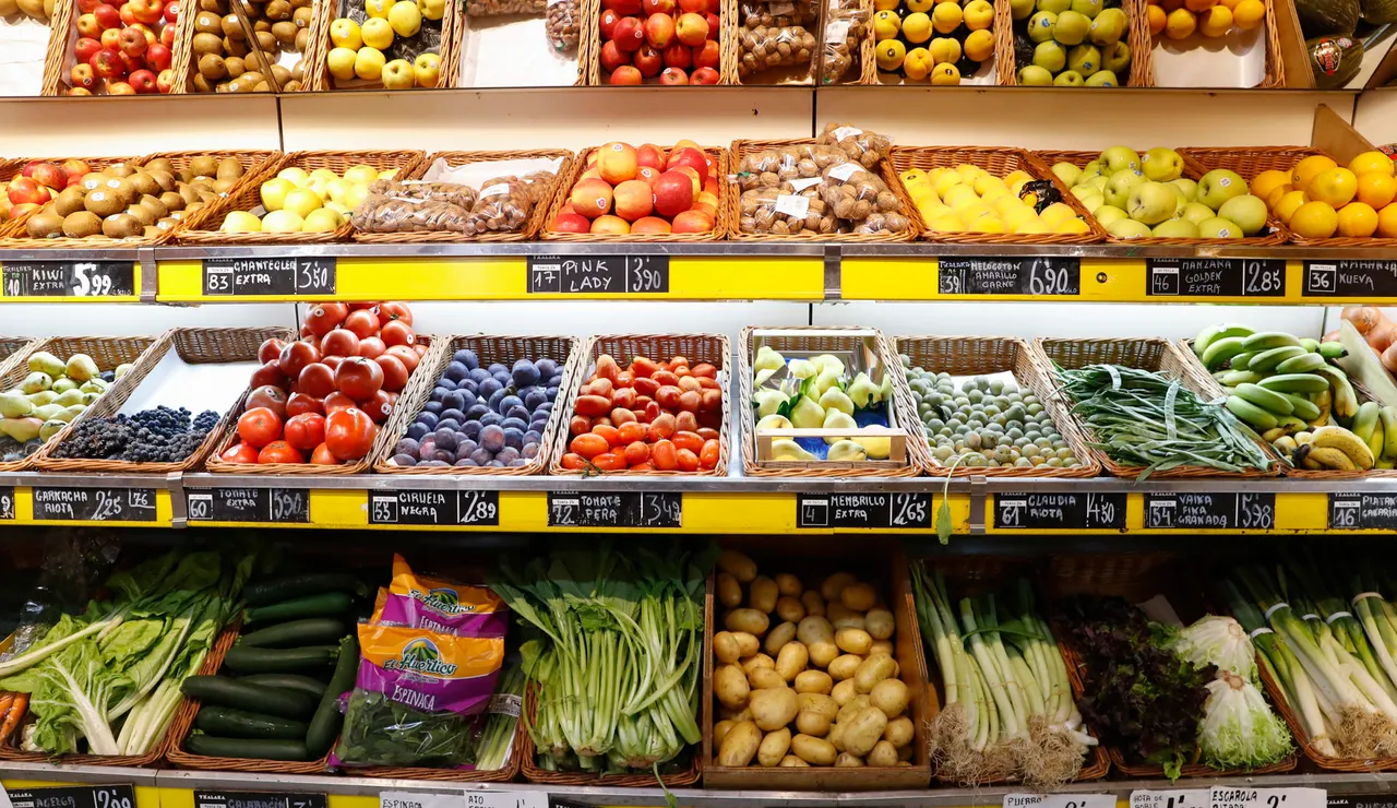Puesto de fruta y verdura en un supermercado