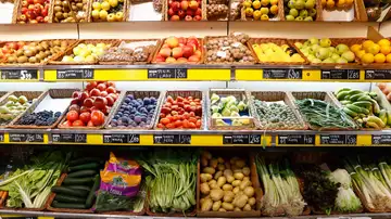Puesto de fruta y verdura en un supermercado