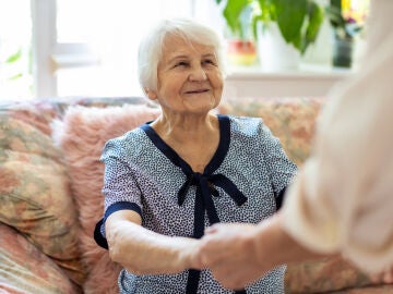 Persona mayor agarrando unas manos