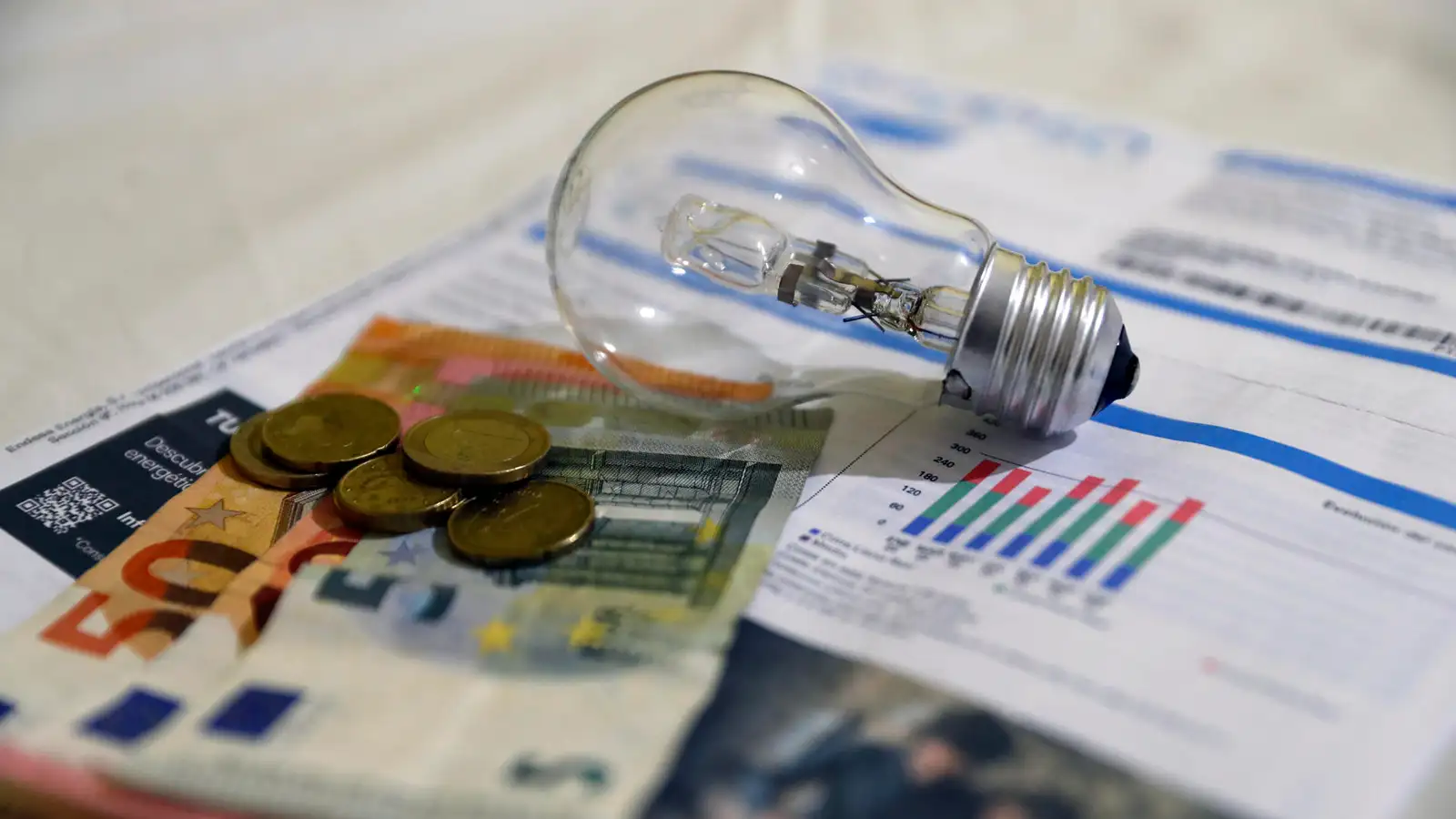 Pensionistas y otras personas que pueden solicitar la ayuda del bono eléctrico de 2025
