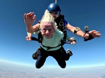 "La edad es solo un n&uacute;mero": Una mujer salta en paraca&iacute;das a los 104 a&ntilde;os y se convierte en la persona m&aacute;s longeva en conseguirlo