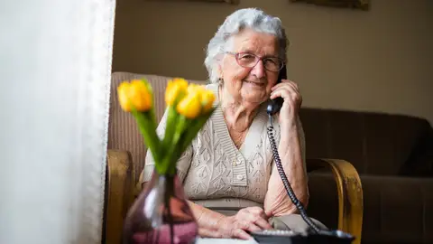 Mujer mayor hablando por teléfono Mujer mayor hablando por teléfono