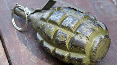 ¿Qué harías si te encuentras con una granada sin explotar de la Guerra Civil en tu tejado?