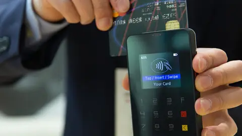 Pagar con tarjeta en un terminal de punto de venta Pagar con tarjeta en un terminal de punto de venta
