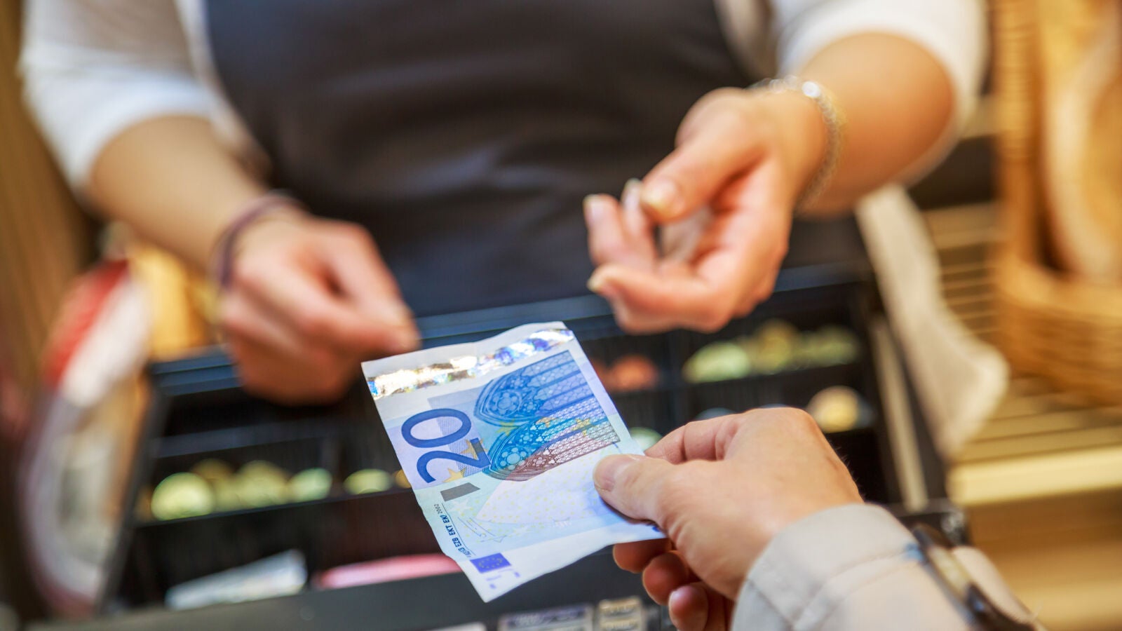 El 65% de los españoles sigue usando el efectivo para pagar según el Banco de España