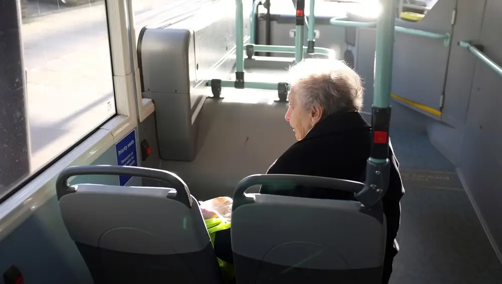 Una mujer sentada en el autobús