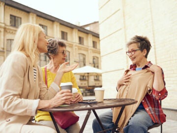 Amigas mayores reunidas en una cafeter&iacute;a