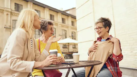Amigas mayores reunidas en una cafetería Amigas mayores reunidas en una cafetería