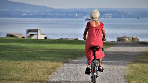 Persona mayor montando en bicicleta Persona mayor montando en bicicleta