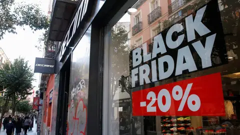 Imagen de archivo de una tienda en Madrid que anuncia las rebajas por el Black Friday Imagen de archivo de una tienda en Madrid que anuncia las rebajas por el Black Friday