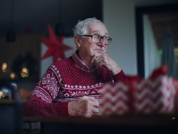Persona mayor que sufre soledad en Navidad