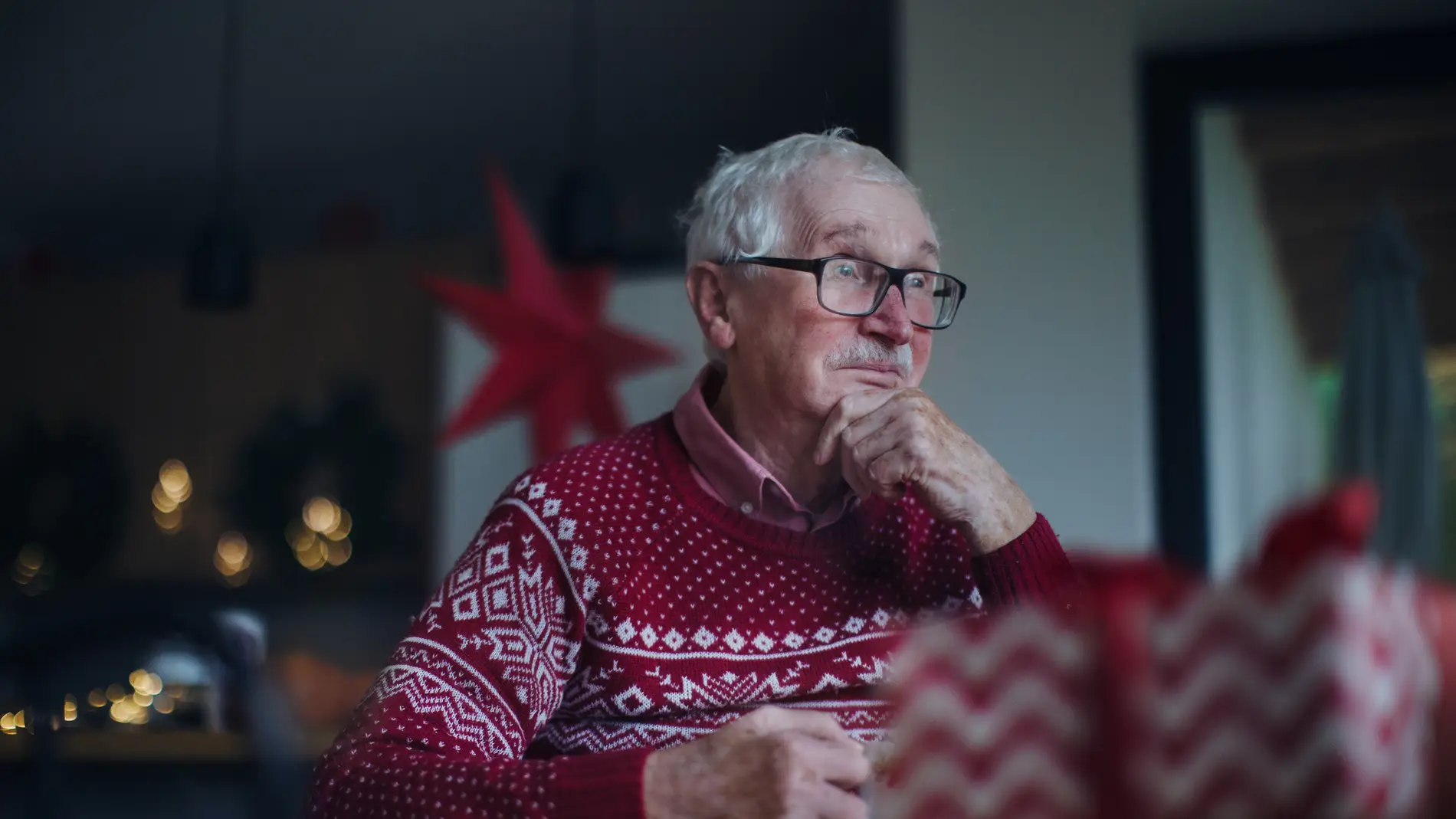 Persona mayor que sufre soledad en Navidad